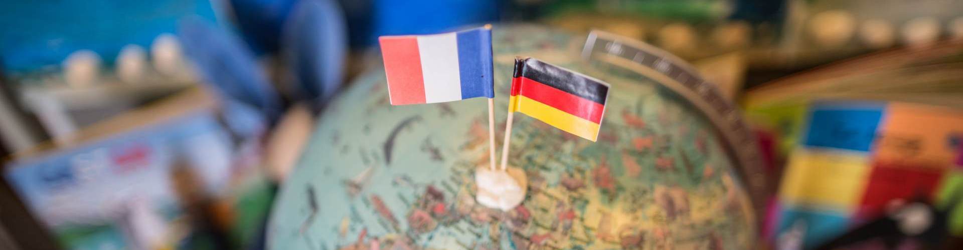Globus mit französischer und deutscher Fahne