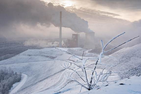 Bergehalde Göttelborn, schneebedeckt, Kraftwerk Weiher im Hintergrund