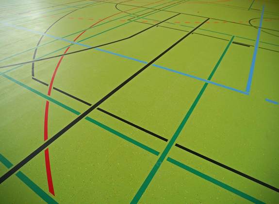 Sporthallenboden mit Linien