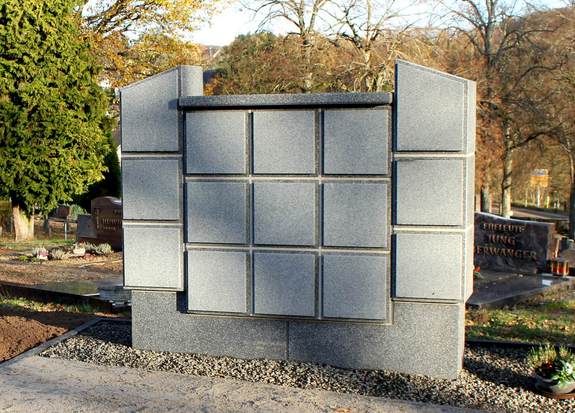 Wand für Urnengräber auf dem Friedhof Fischbach-Camphausen