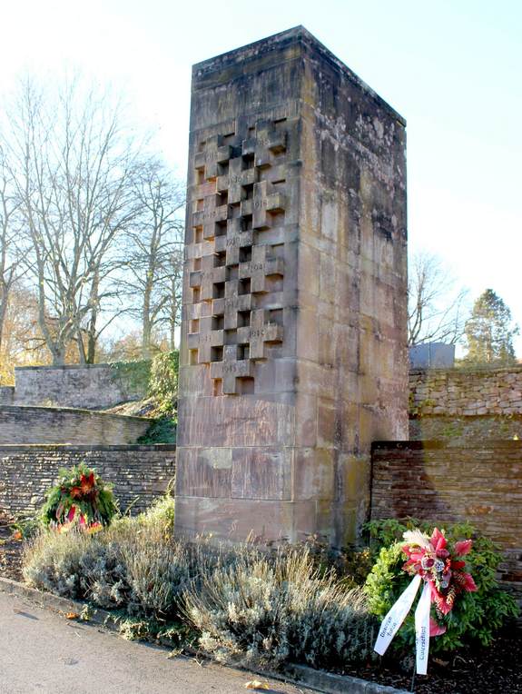 Blumenkränze an einem Denkmal auf dem Friedhof in Fischbach-Camphausen