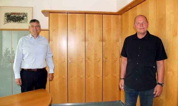 Bürgermeister Maurer und Mitarbeiter Herr Dietrich im Büro des Bürgermeisters