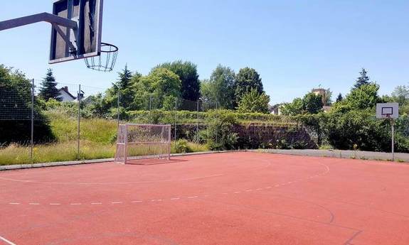 Das Multifunktions-Sportfeld in Quierschied mit Basketballkorb