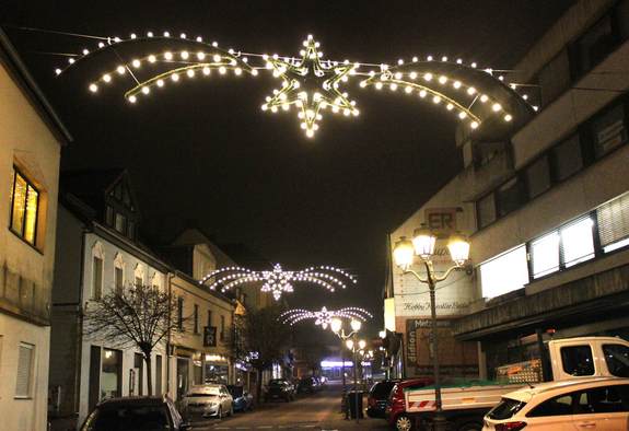 Leuchtender Weihnachtsschmuck über der Marienstraße