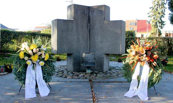 Blumenkränze an einem Denkmal auf dem Friedhof in Göttelborn