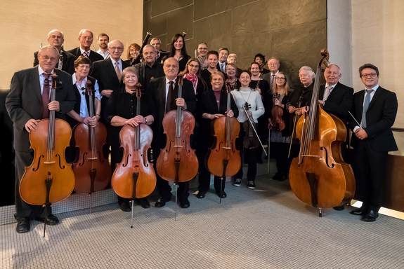 DFKS-Orchester Friedrichsthal mit Instrumenten im Vordergrund