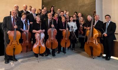 DFKS-Orchester Friedrichsthal mit Instrumenten im Vordergrund