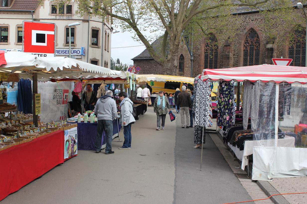 Frühlingsmarkt Quierschied, verschiedene Leute stehen an Ständen auf dem Marktplatz