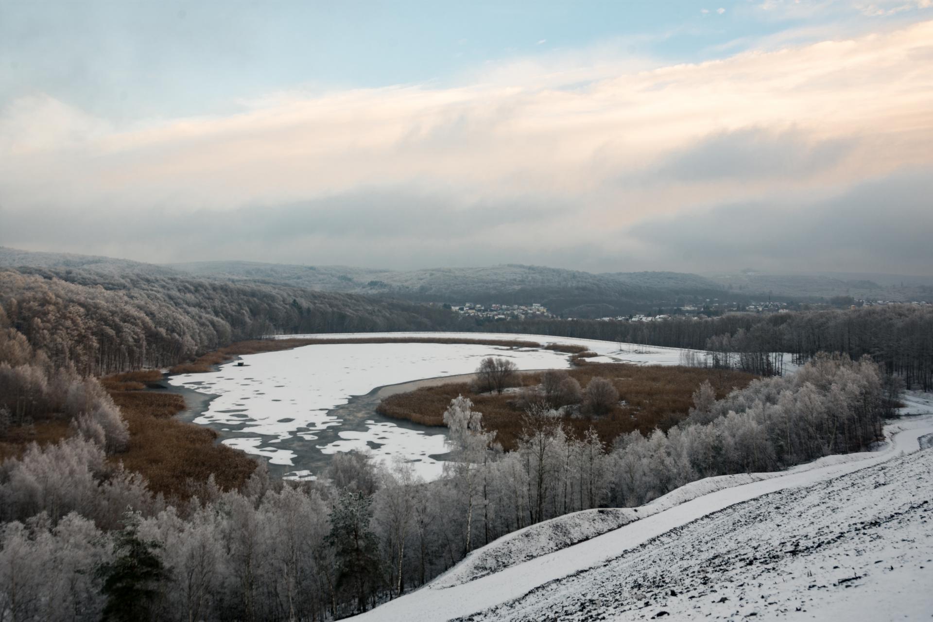 Bergehalde Göttelborn, Blick von oben auf den Kohlbachweiher, schneebedeckt